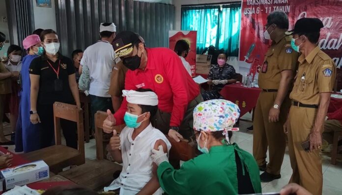 Vaksinasi anak di SD Negeri 1 Sibanggede.