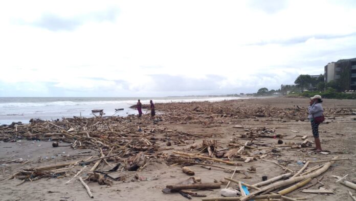 Sampah kiriman yang menepi di Pantai Petitenget, Sabtu (11/12). (BC5)
