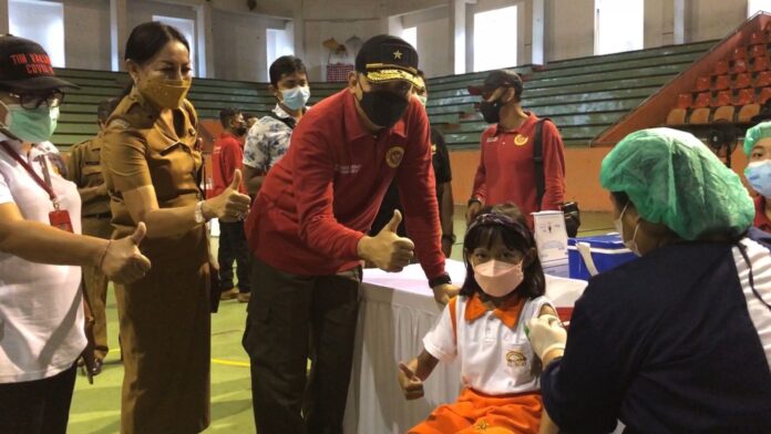 Kabinda Bali, Brigjen Pol. Hadi Purnomo memantau langsung proses vaksinasi anak usia 6-11 tahun di GOR Purna Krida Kerobokan.