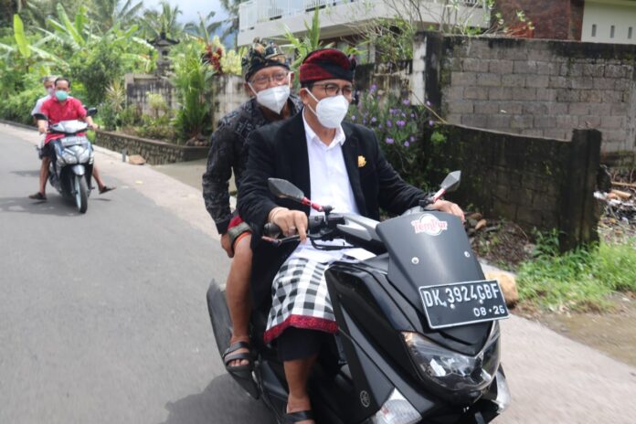 Bupati Tabanan I Komang Gede Sanjaya mengendarai motor memantau kondisi Desa Padangan.