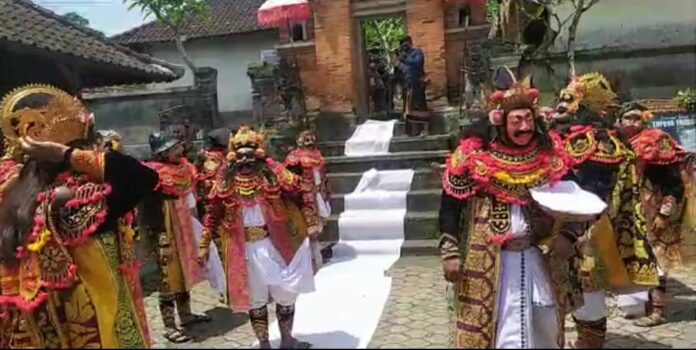 Tari topeng massal yang dilangsungkan di rangkaian palebon I Gusti Ngurah Windia, Kamis (23/12).