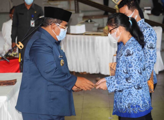 Bupati Agus Suradnyana saat menyerahkan SK PNS kepada CPNS formasi tahun 2019.