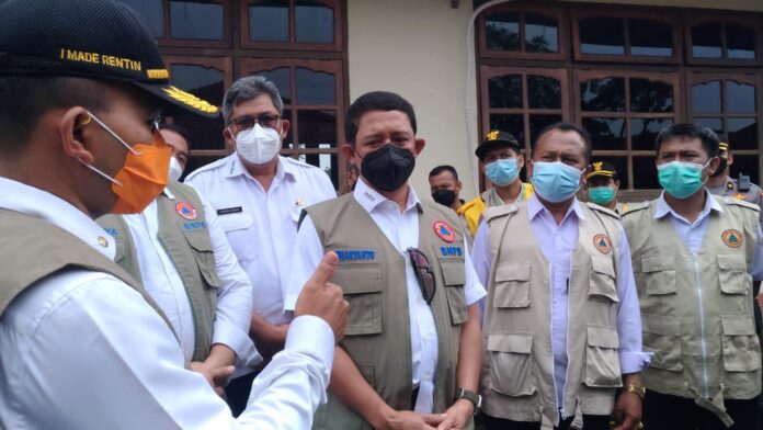 Kepala BNPB Mayjen TNI Suharyanto saat berdiskusi di sela-sela peninjauan tempat karantina PPLN di Wisma Bima 1 Kuta.