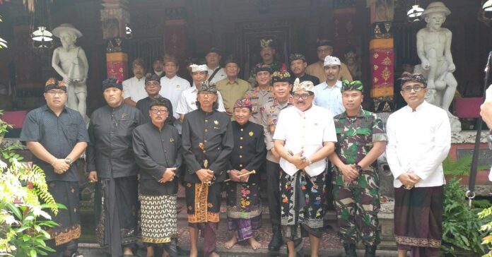 Kapolda beserta para tokoh puri se-Bali dan Wali Kota Denpasar usai memanjatkan doa bersama di Puri Pemecutan.