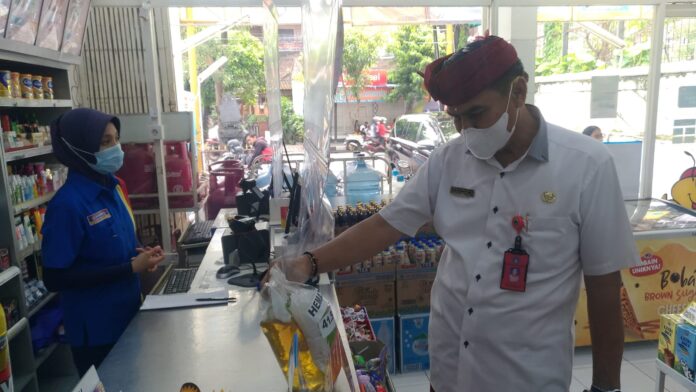 Kepala Dinas Koperasi, UKM, dan Perdagangan Kabupaten Badung, Made Widiana memantau harga minyak goreng di salah satu toko modern di Kuta.
