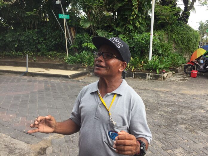 Tibor, tukang parkir di Pantai Legian yang memiliki suara emas.