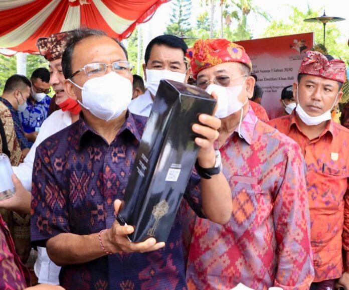 Gubernur Bali, Wayan Koster memberikan pernyataan tegas untuk menutup produksi arak gula.