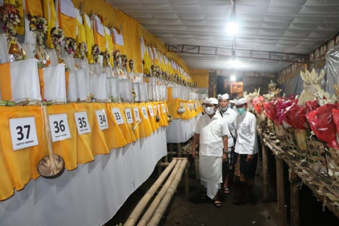 Sekda Adi Arnawa menghadiri upacara pitra yadnya di jaba Pura Puseh Desa Adat Jempeng.