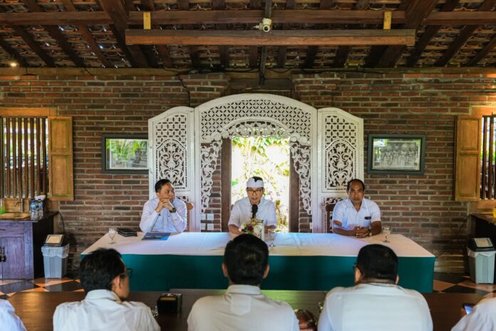 Pengarahan Kepada Pengurus FK3D (2) Adi Arnawa