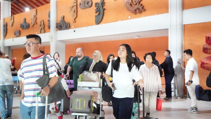 Penumpang bandara Ngurah Rai