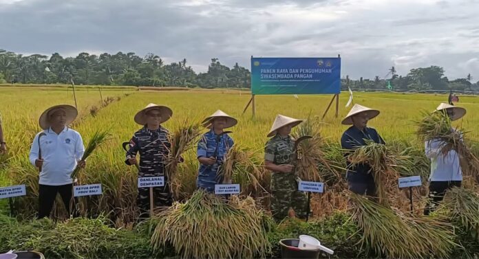 DPRD Badung panen raya Desa Taman