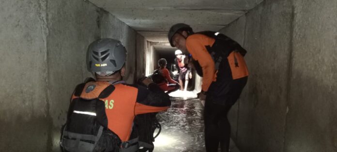 Korban kecelakaan jatuh ke saluran air
