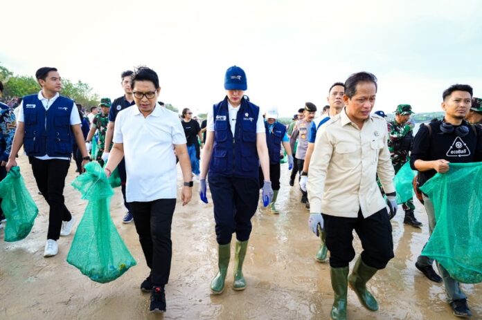 Bersih sampah Pantai Kedonganan