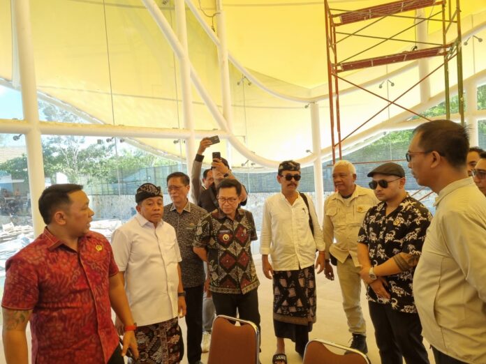 Proyek di tebing Pantai Suluban
