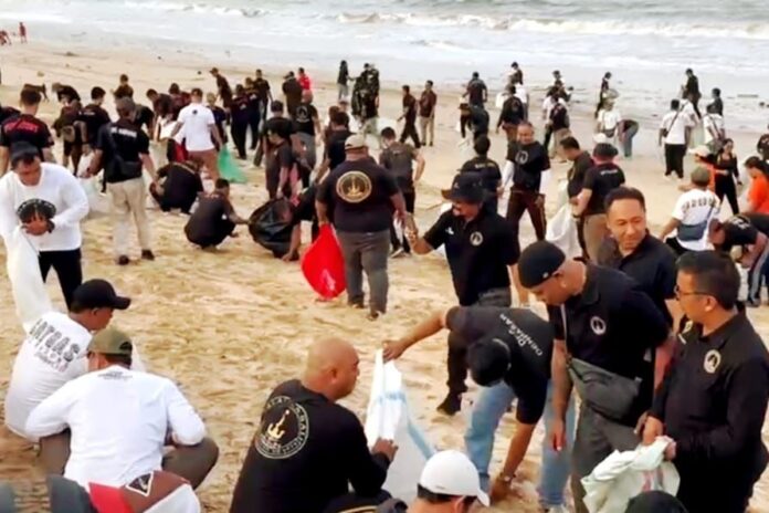 Baladika bersih-bersih Pantai Kedonganan