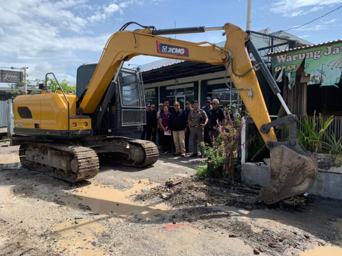 Satpol PP bongkar irigasi