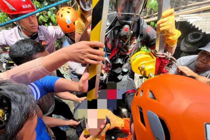 Lansia terjatuh ke sumur