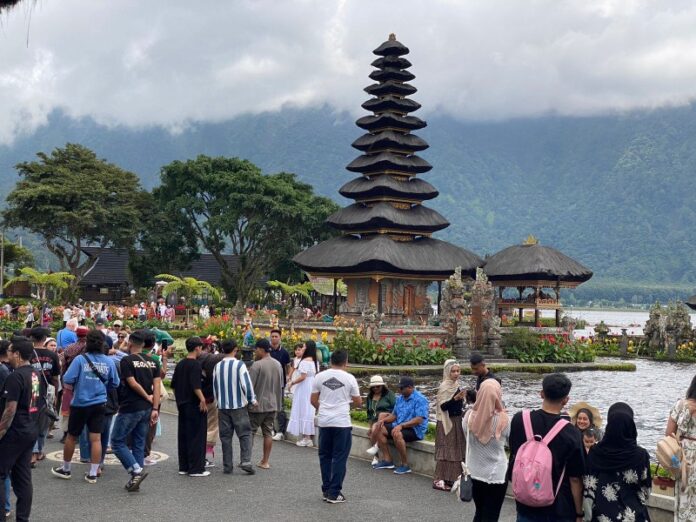 Kunjungan wisatawan ke Ulun Danu Beratan
