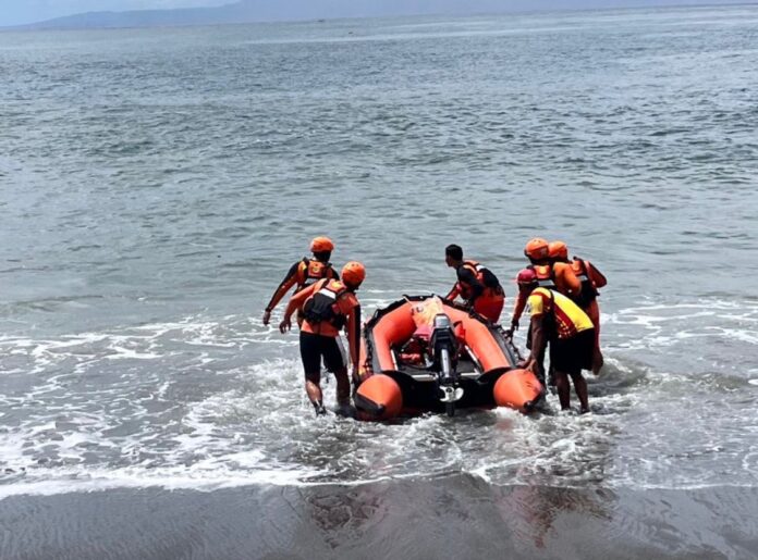 Tenggelam di Pantai Purnama