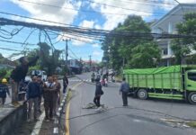 Kabel di Simpang Kali Jimbaran Ditata Kabel