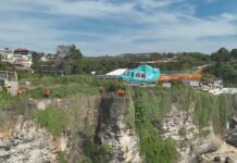 Dua Warga Rusia Terjebak di Tebing Pantai Cemongkak Pecatu, Dievakuasi Dramatis dengan Helikopter Terjebak di tebing Pantai Cemongkak