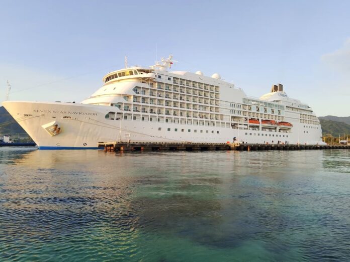 Kapal pesiar Celukan Bawang