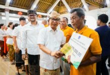 Salurkan Bansos Hari Raya Waisak untuk Umat Buddha, Bupati dan Wabup Badung Gaungkan Moderasi Beragama di Kuta Waisak