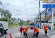 Jalan Rusak Menuju Kampus Unud Jimbaran Ditambal, Dinas PUPR Badung Soroti Limpasan Air dan Truk Tangki Jalan Unud