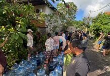 Distribusi Air PDAM Tersendat, Warga Perumahan Raya Kampial Andalkan Pasokan Tangki Keliling Air bersih Kampial