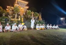 Gelar Pesamuan Agung Perdana di Pura Samuan Tiga, Founder Yoga Tertawa Bali Ingatkan Pentingnya Penyadaran Diri Yoga Tertawa Bali