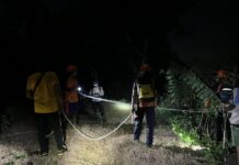 Terjebak Pasang Laut di Padang-padang, Dua WNA Dievakuasi Tim SAR Pantai Padang-padang