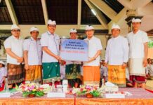 Bupati Adi Arnawa Hadiri Melaspas Pura Dalem Gede Abianbase, Serahkan Bantuan Kebencanaan Rp460 Juta Adi Arnawa