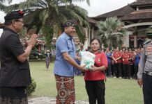 Apresiasi Petugas Pendukung HUT Kota Amlapura, Pemkab Karangasem Salurkan Sembako HUT Kota Amlapura