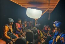 Perahu Terbalik Jelang Tengah Malam, Enam Pemancing Bertahan di Laut hingga Diselamatkan Tim SAR Perahu terbalik