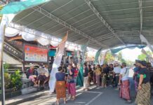 Jelang Galungan, Warga Banjar Penyarikan Nikmati Sembako Murah dan Daging Gratis Galungan