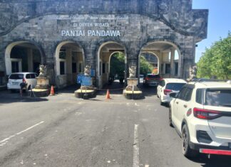 Satu Tiket Tiga Destinasi: Wisatawan Bisa Jelajahi Pantai Pandawa, Timbis, dan Tanah Barak Pantai Pandawa