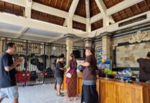 Baru Setahun Terbentuk, KSP Sari Ketapang Agung Bagikan Sembako dan Daging Ayam Jelang Kuningan KSP Sari Ketapang Agung