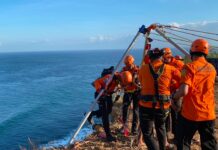 Terjebak Semalaman di Tebing Uluwatu, Dua Buruh Proyek Dievakuasi Tim SAR Tebing Uluwatu