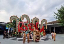 Wisatawan Disambut Parade Gebogan hingga Barong di Bandara Ngurah Rai Bandara Ngurah Rai