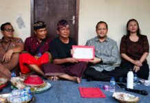 Wabup Bagus Alit Sucipta Serahkan Penghargaan Tertib Administrasi Akta Kematian di Abiansemal Akta kematian