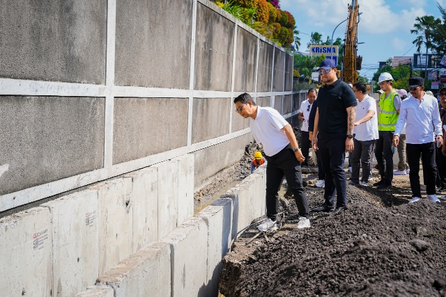 Tinjau Proyek Strategis Pengendali Banjir (1) Adi Arnawa