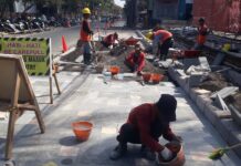 Batu Andesit Mulai Terpasang, Wajah Baru Pedestrian Pantai Kuta Mulai Terlihat Pantai Kuta
