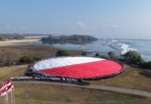 Merah Putih Raksasa Membentang di Helipad Nusa Dua, HUT ke-81 RI Makin Semarak Merah putih raksasa