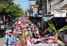 Merah Putih Menghias Legian, 32 Pedagang Keliling Unjuk Kreativitas Lewat Parade Motor Legian