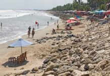 Batu Hitam Bermunculan di Pantai Kuta, Wisatawan Diimbau Waspada Batu Pantai Kuta