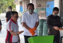 Panen Kompos, Ketua DPRD Dorong Budaya Kelola Sampah dari Sumbernya Ketua DPRD Badung, Anom Gumanti mengambil hasil kompos dari tempat pengolahan sampah di Sekretariat DPRD Badung.