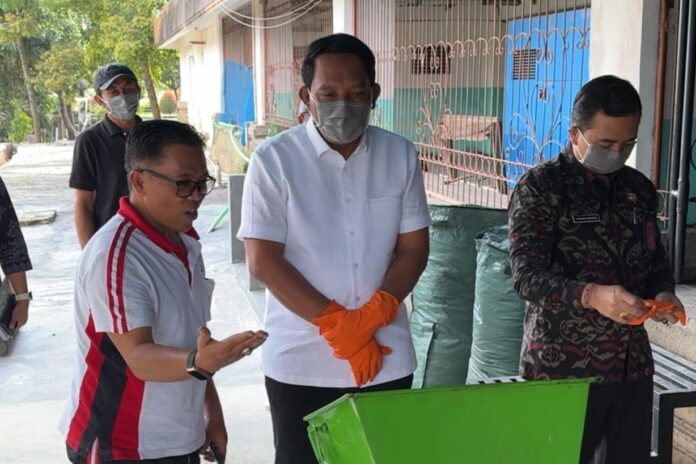 anom gumanti Ketua DPRD Badung, Anom Gumanti mengambil hasil kompos dari tempat pengolahan sampah di Sekretariat DPRD Badung.
