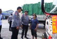 Penertiban truk yang parkir liar di Jalan Jaksa Agung R Soeprapto, area Terminal Mengwi, Badung, Rabu (5/8) pagi.