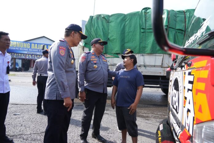 Penertiban truk yang parkir liar di Jalan Jaksa Agung R Soeprapto, area Terminal Mengwi, Badung, Rabu (5/8) pagi.