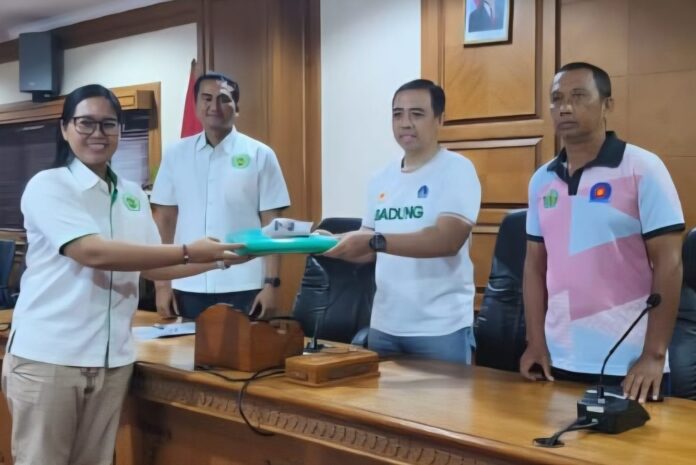 perpani I Gede Surya Kurniawan (dua dari kanan) saat menerima mandat sebagai Ketua Perpani Badung.